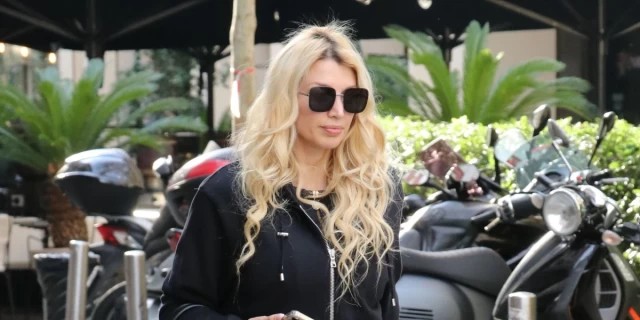 Κωνσταντίνα Σπυροπούλου: Ντυμένη στα μαύρα έκρυβε την κοιλίτσα της με φαρδιά ζακέτα - Η μοναχική της βόλτα στο κέντρο της Αθήνας