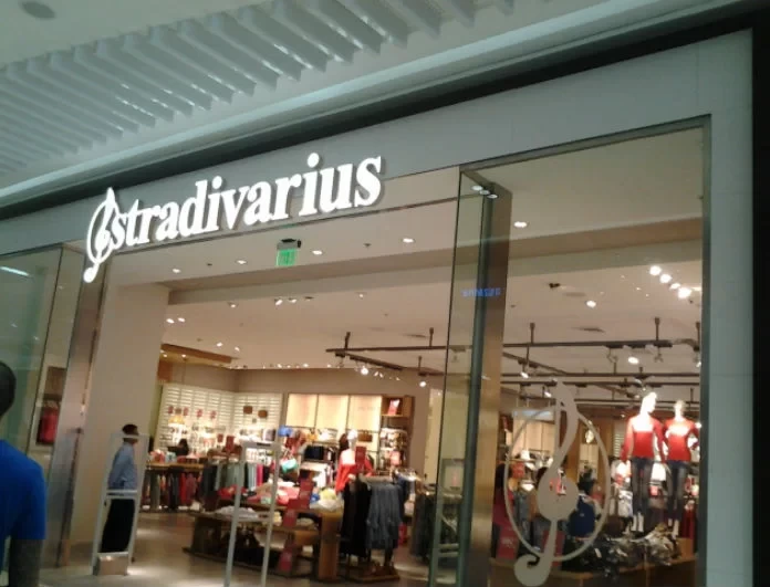 Stradivarius: Το απίθανο καλοκαιρινό φόρεμα που κάνει πάταγο στην αγορά και δεν κοστίζει ούτε 18 ευρώ! (Photo)