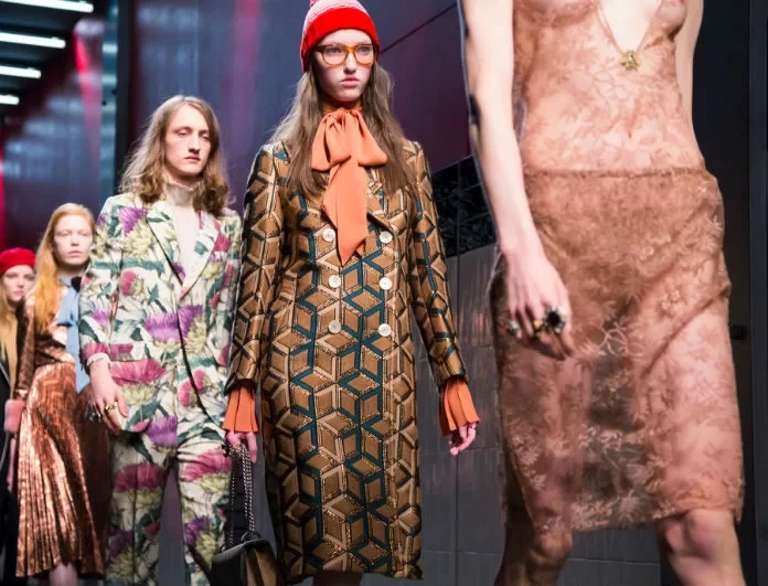 Η πλισέ φούστα του οίκου Gucci που έχουν λατρέψει οι celebrities του εξωτερικού! Δεν φαντάζεστε πόσο κοστίζει... (Photo)