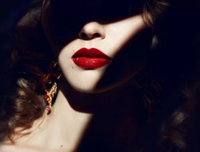 Red Lips for Valentine’s: Τα κραγιόν που δεν θα φύγουν από τα χείλη σας όσα φιλιά κι αν δώσετε