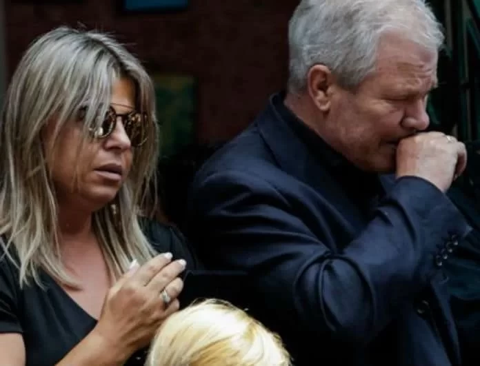 Κηδεία Πάνου Ζάρλα: Μαυροφορούσα η μητέρα του στην εκκλησία! Δεν άφησε λεπτό από τα χέρια της την... (Βίντεο)