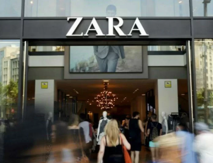 Zara - εκπτώσεις: Αυτό το μαύρο φόρεμα από την συλλογή θα το βρεις -60%! Αγόρασε το μόνο με 9,99!