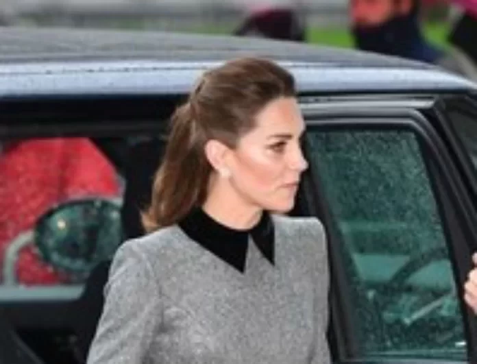 Kate Middleton: Με το πιο σικ φόρεμα στο πλευρό του Prince William! Περπάτησε με μαύρες suede γόβες!