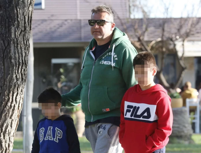 Γιώργος Λιάγκας: Με τους γιους του βόλτα στην Βουλιαγμένη χωρίς την Φαίη Σκορδά - Τους κρατούσε από το χέρι