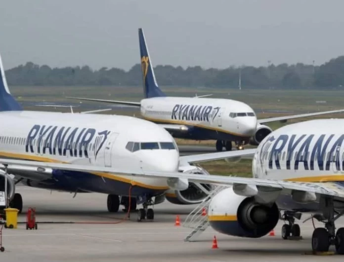 Απίστευτη προσφορά από την Ryanair - Ταξίδεψε στην Σαντορίνη με λιγότερα από 10 ευρώ