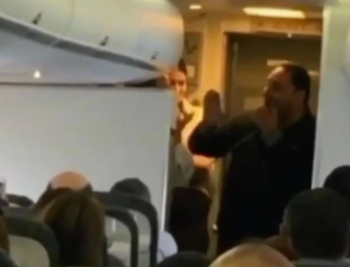Απίστευτο βίντεο με τον Στέλιο Διονυσίου - Πήρε το μικρόφωνο και τραγούδησε εν ώρα πτήσης