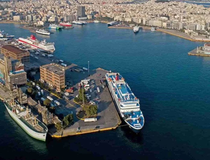 Θρίλερ στο λιμάνι του Πειραιά - Πλοίο του Πολεμικού Ναυτικού συγκρούστηκε με εμπορικό