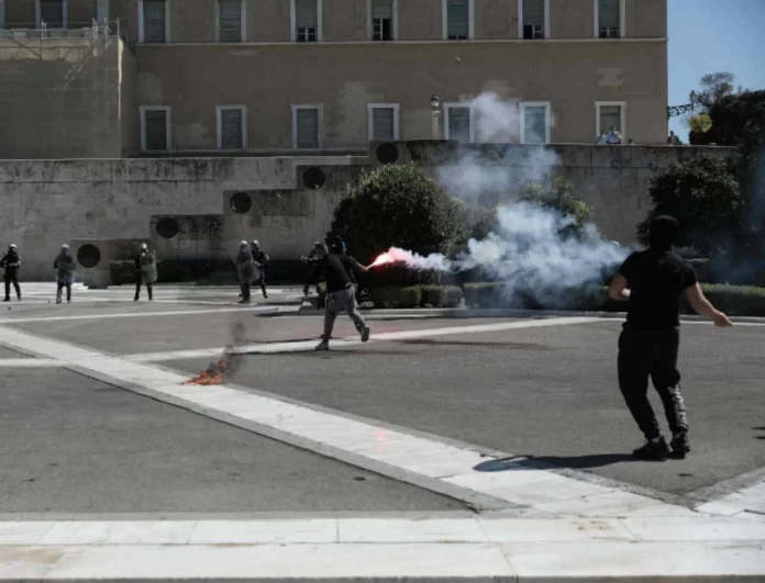 Επεισόδια έξω από την Βουλή απο πανεκπαιδευτικό συλλαλητήριο - Δακρυγόνα και μολότοφ!