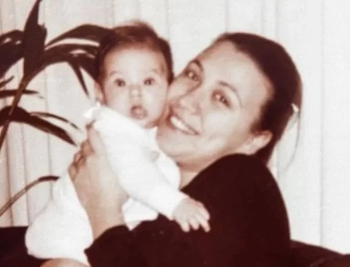 Insta Poll: Ποια πασίγνωστη Ελληνίδα παρουσιάστρια είναι το μωράκι της φωτογραφίας;