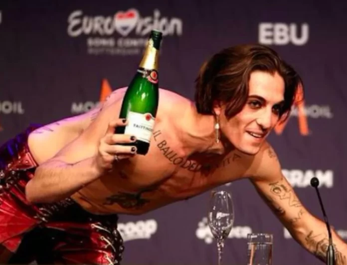 Damiano David: Η ανάρτηση μετά τη νίκη του στην Eurovision και το φιλί στο στόμα στον κιθαρίστα