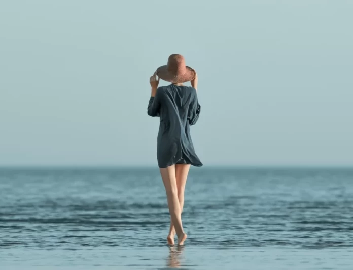 Κορίτσι μπροστά στη θάλασσα
