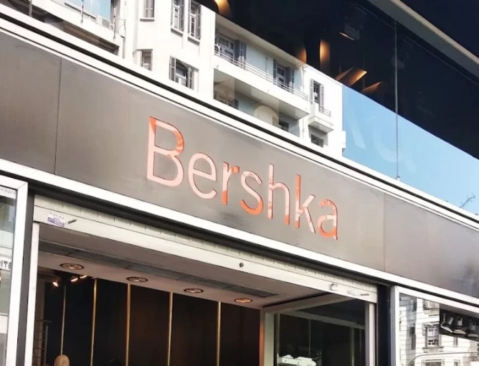 Ασύλληπτες εκπτώσεις στα Bershka! -65% αυτά τα εντυπωσιακά λιλά πέδιλα