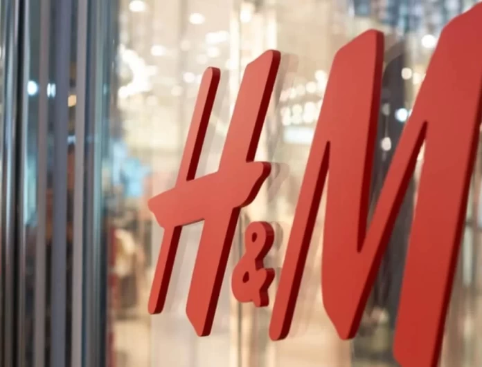 Κάνει 19,99 ευρώ αυτή η τσάντα από τα H&M - Όλοι θα την περνάνε για μάρκα