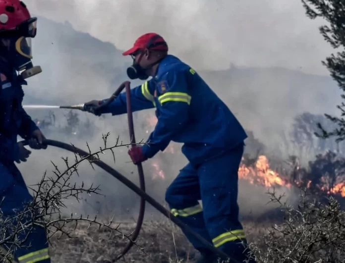 Φωτιά σε Κερατέα και Βίλια: Εκκενώνεται o οικισμός Βενίζα