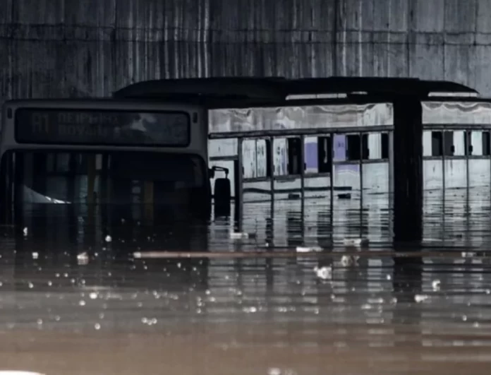 Κακοκαιρία «Μπάλλος»: Λεωφορείο καλύφθηκε σχεδόν ολόκληρο από το νερό