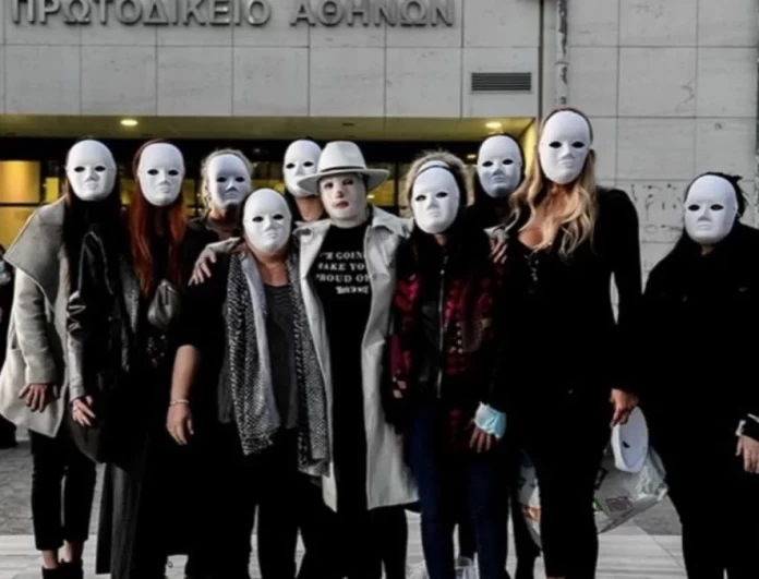 Επίθεση με βιτριόλι: Συγκίνησαν οι φίλες της Ιωάννας - Φόρεσαν λευκές μάσκες στο δικαστήριο