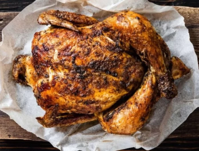 Είναι τόσο απλό: Το μυστικό για να βγει ζουμερό το κοτόπουλο στον φούρνο και με τραγανή πέτσα