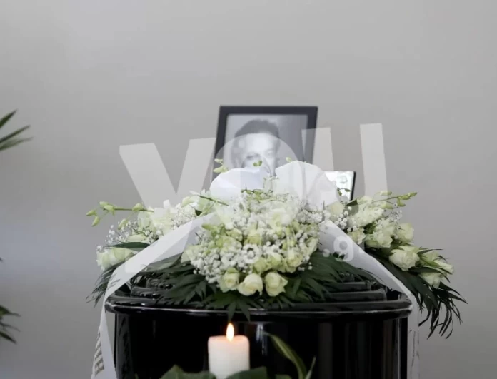 Θλίψη στην κηδεία του Χρήστου Κυριαζή - Τραγική φιγούρα η Βάνα Μπάρμπα