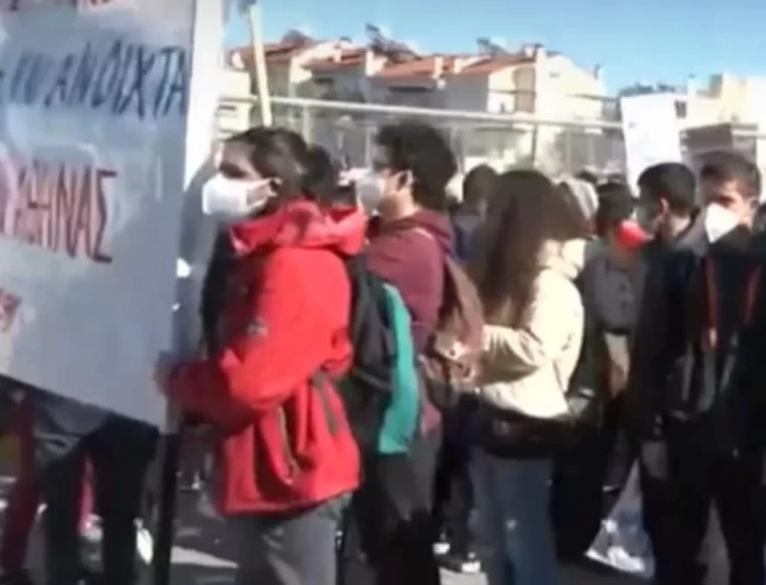 Μεγάλη ένταση στο υπουργείο Παιδείας: Μαθητές πέταξαν πέτρες σε διαμαρτυρία - Τι συνέβη;