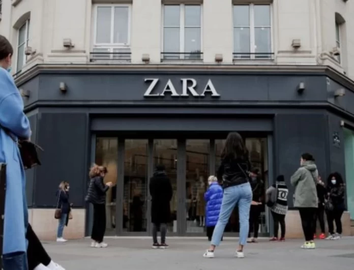 Το φόρεμα των 8 ευρώ που έχει τρελάνει τις πελάτισσες των Zara - Η αρχική του τιμή ήταν στα 40 