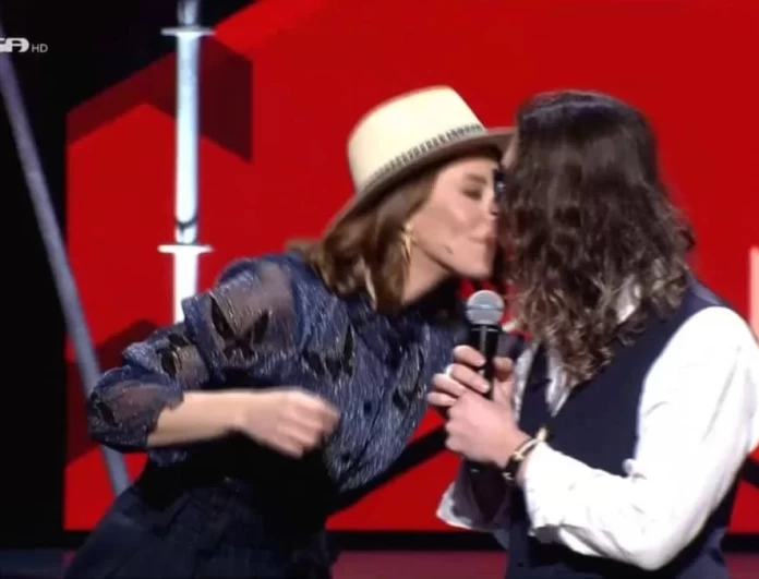 X-Factor: Απίστευτο σκηνικό! - Η Μαρίζα Ρίζου μύρισε τα μαλλιά διαγωνιζόμενου και τον πέρασε στην επόμενη φάση