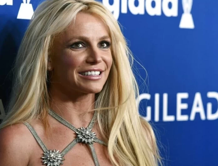 Britney Spears: Βίντεο με την φουσκωμένη κοιλίτσα της - Οι ασκήσεις στην πισίνα του σπιτιού της