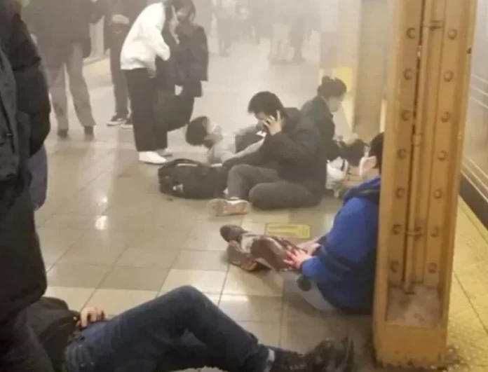 Νέα Υόρκη: Οι πρώτες στιγμές μετά την αιματηρή επίθεση στο μετρό - Σκηνές τρόμου και πανικού