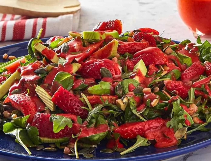 Έτοιμη σε 10 λεπτά - Δροσερή σαλάτα με φράουλες και αβοκάντο από την Αργυρώ Μπαρμπαρίγου