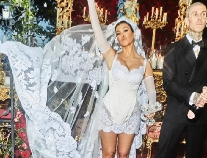 Ντυμένοι από πάνω μέχρι κάτω με Dolce&Gabbana - O υπερπαραγωγή γάμος της Kourtney Kardashian και του Travis Barker