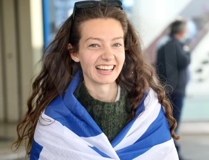 Eurovision 2022: Φανερά αγχωμένη η Αμάντα Γεωργιάδη λίγο πριν ανέβει στην σκηνή του Pala Olimpico 