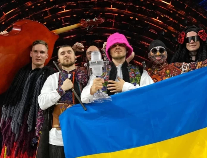 Eurovision 2022: Οι Ουκρανοί νικητές επέστρεψαν στην εμπόλεμη πατρίδα τους - Καταχειροκροτήθηκαν από το πλήθος