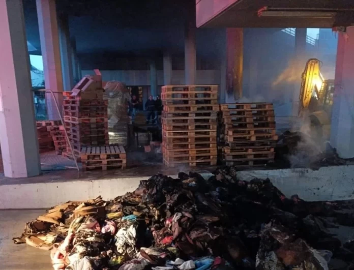 Μεγάλη φωτιά στο ΣΕΦ - Κάηκαν κούτες που είχαν συγκεντρωθεί για την Ουκρανία