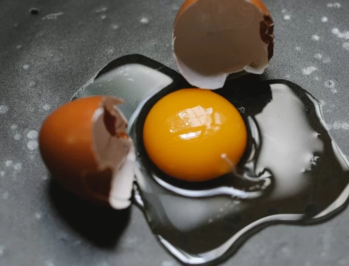 Μην το καταναλώσετε: Αν σπάσετε αυγό και δείτε αυτό μέσα, πετάξτε το αμέσως
