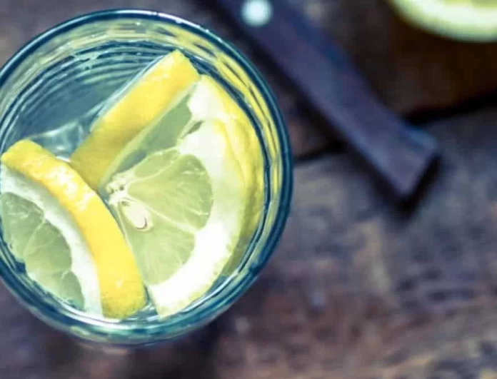Δεν θα το ξανά πιεις σίγουρα: Τι μπορεί να πάθεις αν πίνεις συχνά νερό με λεμόνι