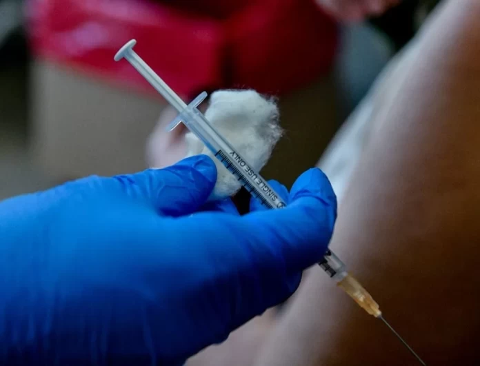 Κορωνοϊός: Ποιοι πρέπει να κάνουν την 4η δόση του εμβολίου 