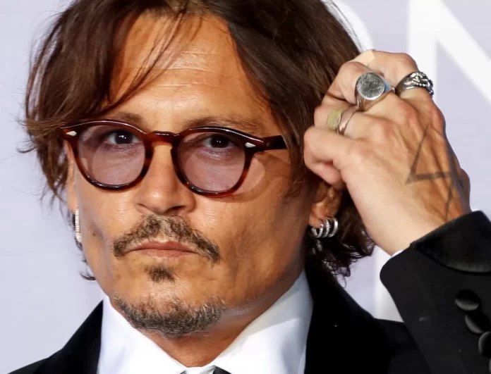 Χαμός για ένα αυτόγραφο του Johhny Depp - Τον υποδέχθηκε πλήθος έξω από εστιατόριο στο Παρίσι