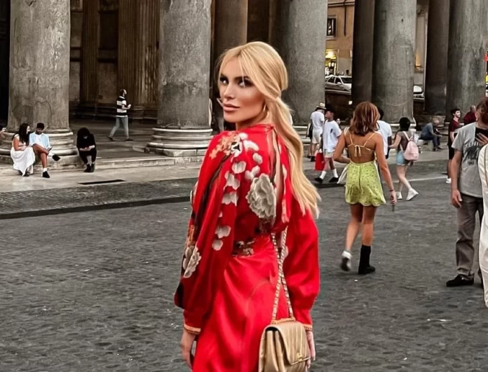 Το κόκκινο κιμονό της Κατερίνας Καινούργιου - Δες ποια είναι η τελευταία τάση της μόδας