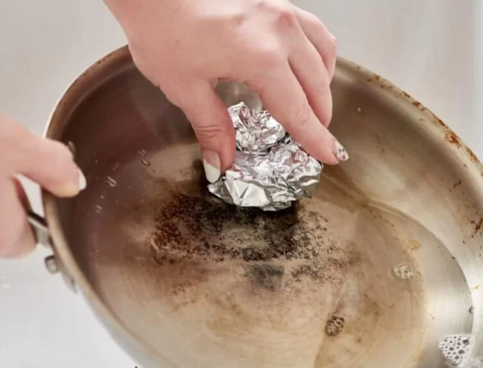 Το απόλυτο μυστικό που κάνει θαύματα - Ετοιμάστε σπιτικό καθαριστικό για τα λίπη με μαγειρική σόδα