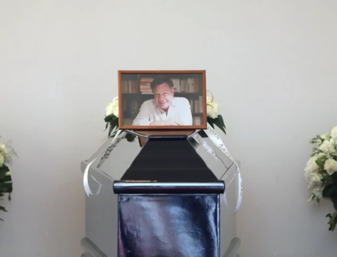 Σπαραγμός στο Α' Νεκροταφείο - Το τελευταίο «αντίο» στον Ηλία Νικολακόπουλο