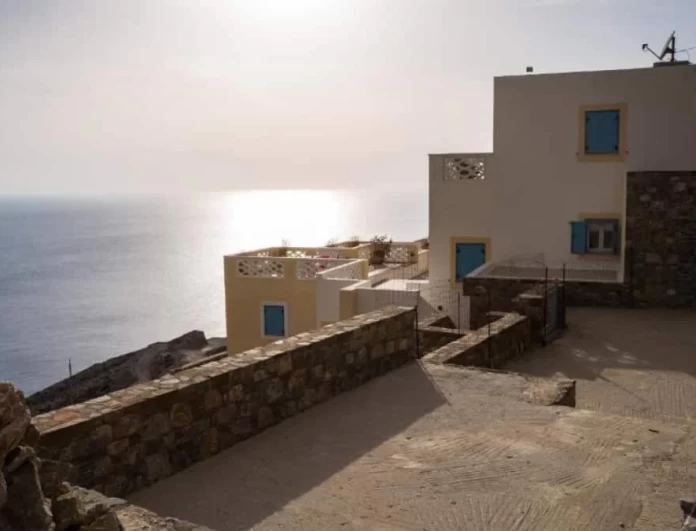 Κάρπαθος: Σε έναν όμορφο παραδοσιακό οικισμό του νησιού θα βρείτε ένα ξενοδοχειακό συγκρότημα με κομψές μεζονέτες