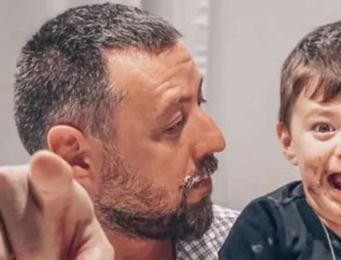  «Ασήκωτα τα οικογενειακά βάρη» - Η ξεκαρδιστική ανάρτηση του Μάνου Παπαγιάννη με το γιο του