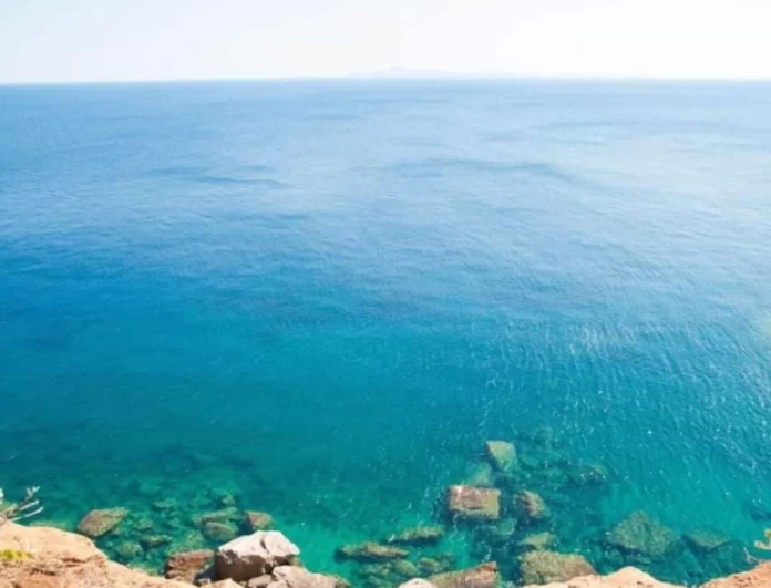 2 «κρυφές» παραλίες στην Αττική για τις βουτιές του Σαββατοκύριακου!