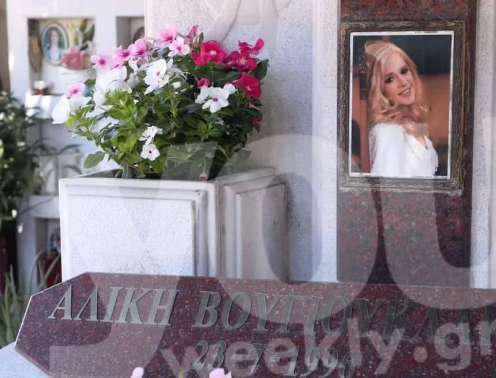 Μνημόσυνο Αλίκης Βουγιουκλάκη: Συντετριμμένος ο αδερφός της πάνω από τον ανθοστολισμένο τάφο της