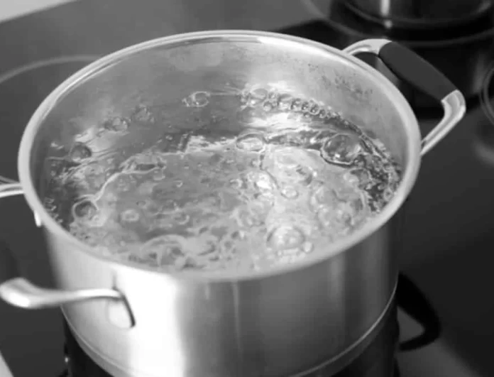 Βάλτε μαγειρική σόδα σε βρασμένο νερό και αφήστε το για μερικά λεπτά - Το αποτέλεσμα θα σας εκπλήξει