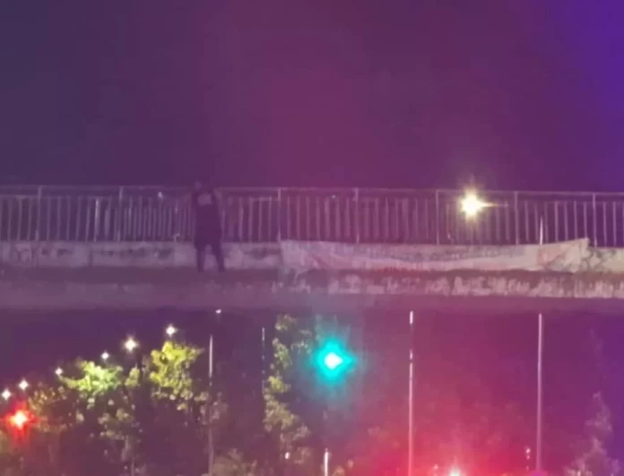 Θεσσαλονίκη: Άνδρας απειλούσε πως θα αυτοκτονήσει πέφτοντας από γέφυρα στην παραλιακή