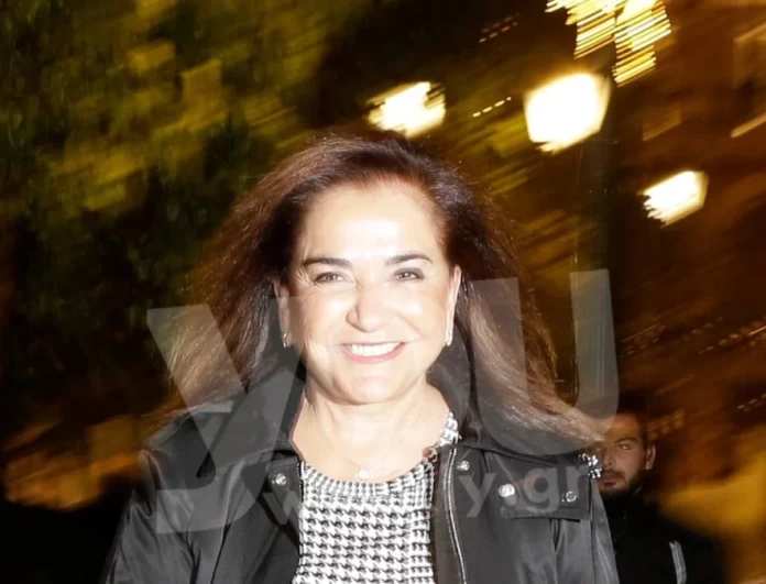 Έβγαλε τα σακάκια και τα σοβαρά φορέματα η Ντόρα Μπακογιάννη - Άβαφη για φαγητό με τα εγγόνια της στην Κρήτη