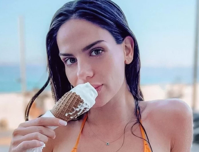 Με πορτοκαλί sexy bikini η Σοφία Φυρού τρώει παγωτό - Σου βρήκαμε παρόμοιο με 9 ευρώ μόνο