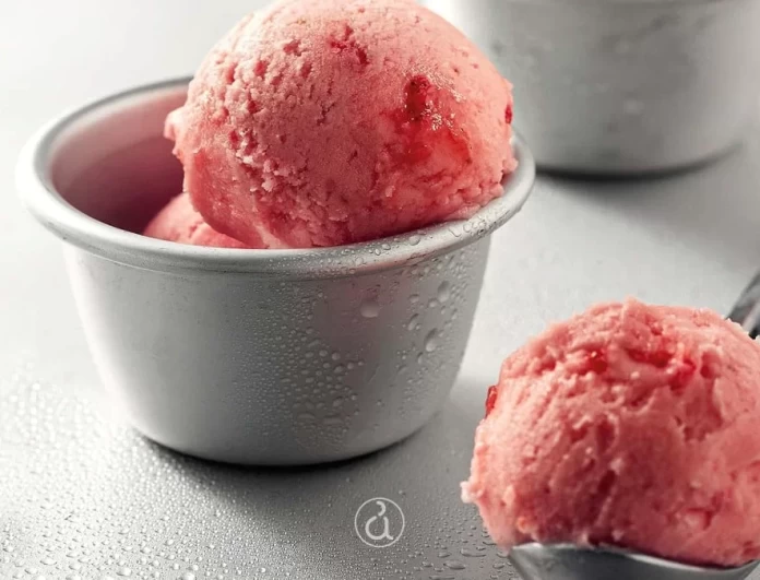 Για να μην ξανά αγοράσεις απέξω - Φτιάξε το δικό σου frozen yogurt φράουλα μέσα σε 20 λεπτά