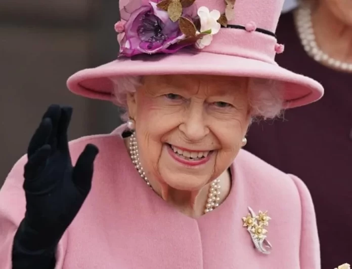 Το αγαπημένο βερνίκι της Βασίλισσας Ελισάβετ κοστίζει μόνο 7,45 ευρώ και μπορείς να το βρεις στα περισσότερα μαγαζιά καλλυντικών