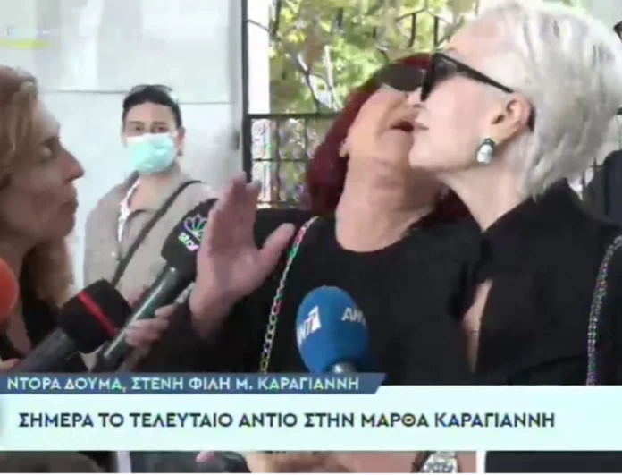 Απαρηγόρητη η Ντόρα Δούμα στην κηδεία της Μάρθας Καραγιάννη - Την βαστούσαν για να αντέξει